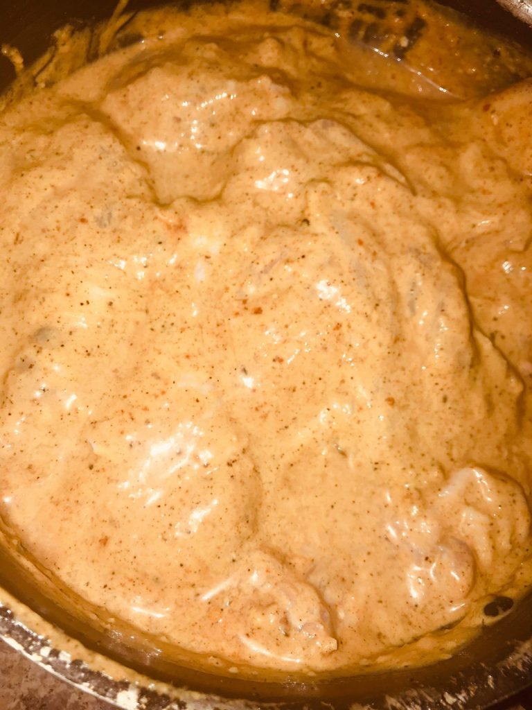 قطع الفراخ داخل التتبيلة لتحضير دجاج كنتاكى المقرمش مع دمدومى